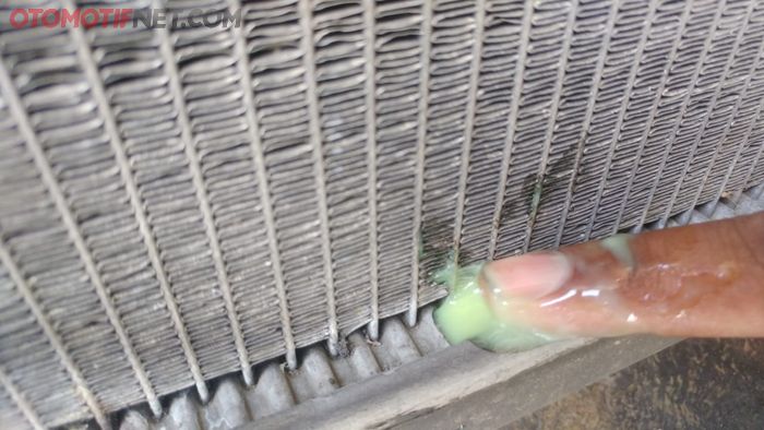 Menambal darurat radiator bisa menggunakan sabun colek atau sabun batangan