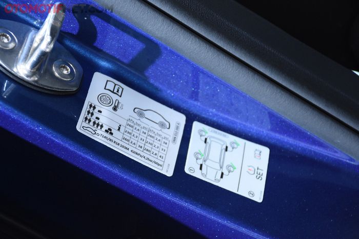 Spesifikasi tekanan ban mobil biasanya terdapat pada stiker di sisi pintu jok driver