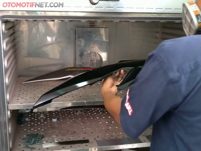 Panel bodi dimasukkan ke dalam oven untuk curing.