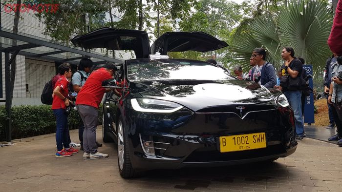 Tesla Model X 75D Armada Blue Bird Group