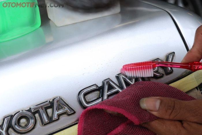 Ilustrasi membersihkan emblem mobil