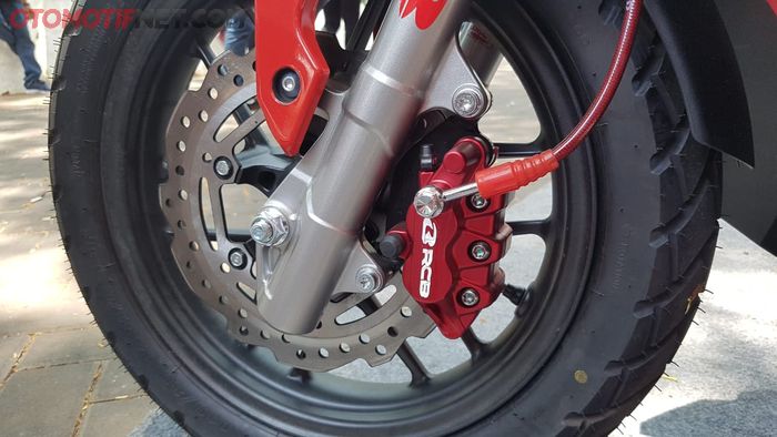 Kaliper rem depan RCB di ADV150 dengan breket custom