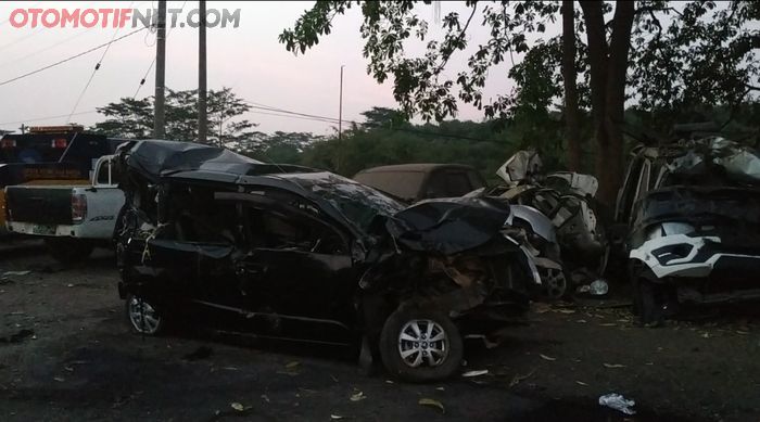 Tampak luar Toyota Avanza hitam yang menjadi salah satu korban kecelakaan maut KM 91 Tol Cipuralang.