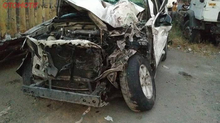 Toyota Fotuner berwana putih yang hancur akibat kecelakaan maut KM 91 Tol Cipularang.