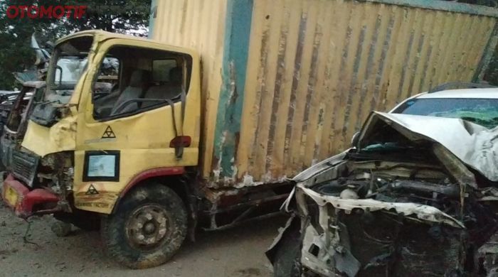 Truk box Mitsubishi Fuso yang diketahui mengangkut aki bekas yang juga turut menjadi korban kecelakaan maut KM 91 Tol Cipularang.