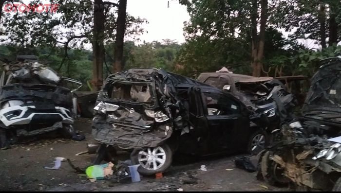 Nissan Livina berwarna hitam hancur akibat kecelakaan maut KM 91 Tol Cipularang.