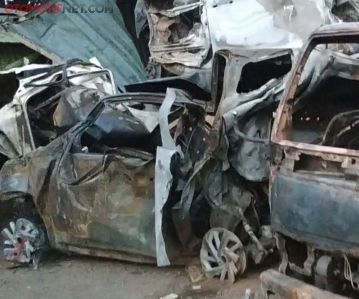 Toyota New Avanza yang habis terbakar pada kecelakaan maut KM 91 Tol Cipularang.