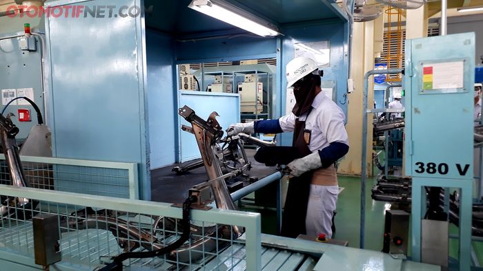 Pembuatan frame body Honda Genio di AHM Plant Cikarang