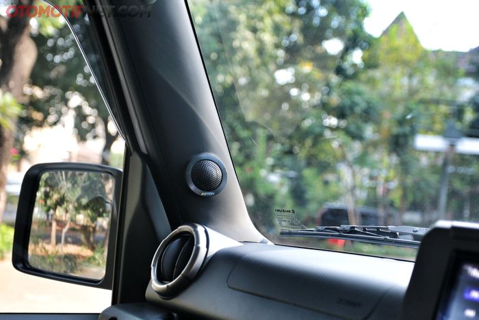 Pemasangan tweeter di pilar A.