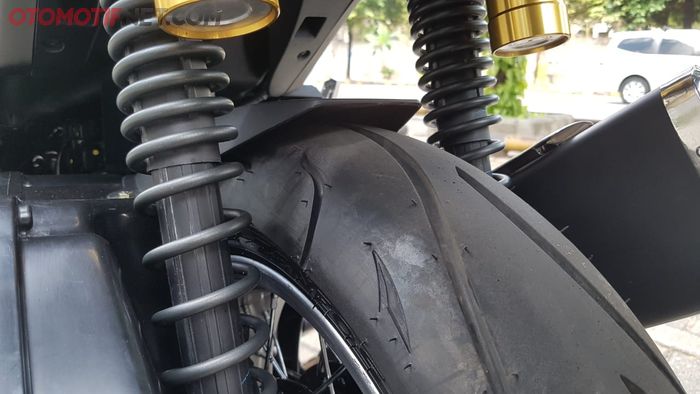 Ilustrasi Honda ADV150 pakai ban ring 14 inci di belakang