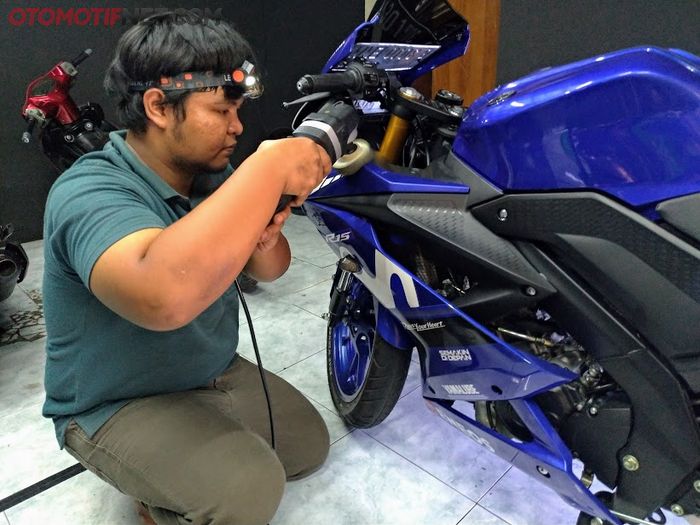 Pengerjaan detailing motor di RPG Motocare, Depok.