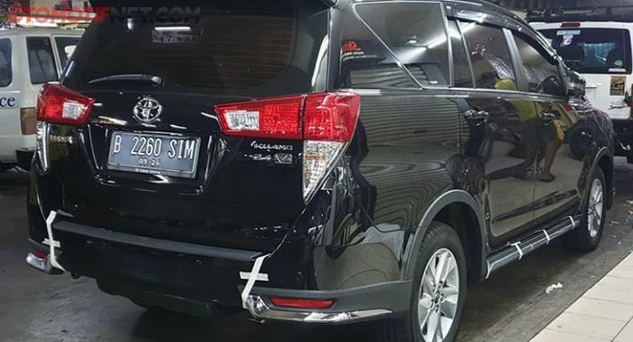 Tampilan belakang set body kit Venturer untuk Innova Reborn