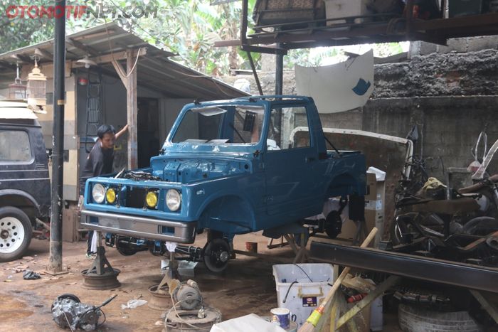 Proses restorasi Suzuki Jimny lama, bodi dan sasis dipisahkan lalu dicat ulang