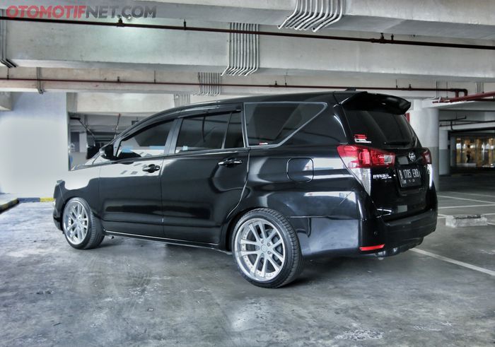 Tampilan belakang tetap terlihat ganteng meski minimalis