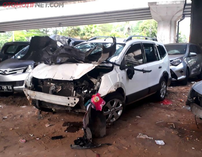 Kondisi Nissan Livina X-Gear pasca kecelakaan maut di Apotek Senopati.