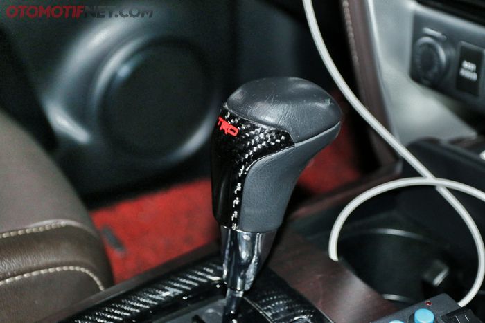 Sentuhan carbon TRD pada shift knob 