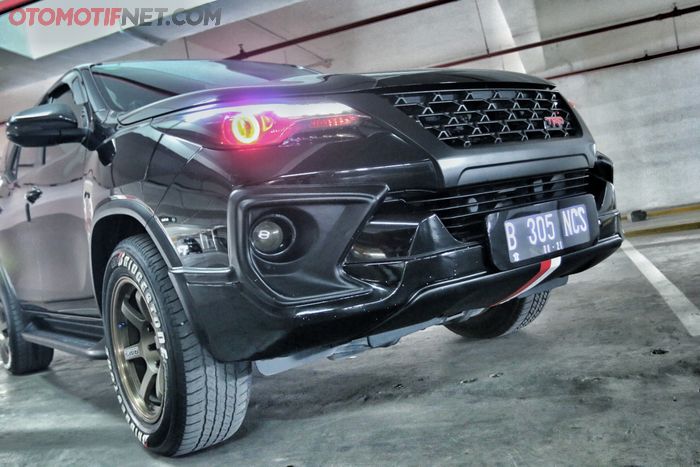 Full set body kit TRD dan grill TRD pada Fortuner