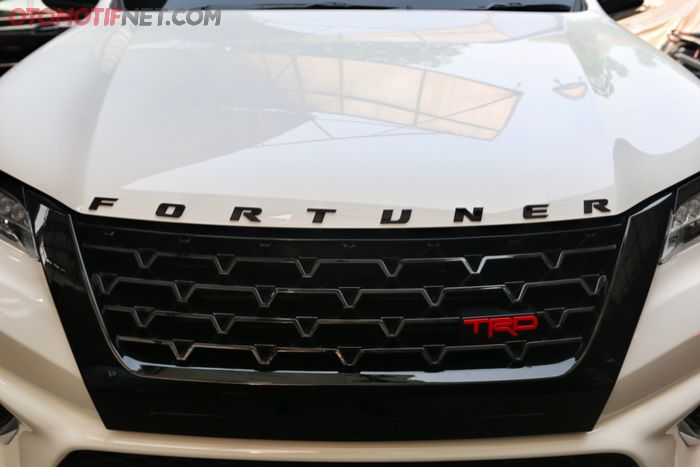 Grill TRD plus emblem Fortuner