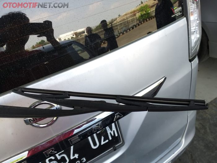 Perhatikan juga kondisi karet wiper kaca belakang