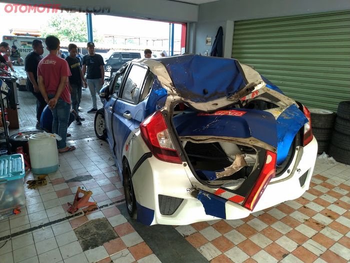 Tampak belakang Honda Jazz milik Yogi, terlihat atap bagian belakang penyok masuk ke bodi dan pintu bagasi copot.