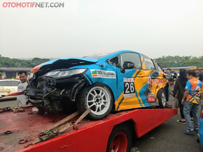 Honda Jazz milik Arief Hidayat, pembalap  tim NRB Motorsport, setelah terlibat kecelakaan hebat di sirkuit Sentul