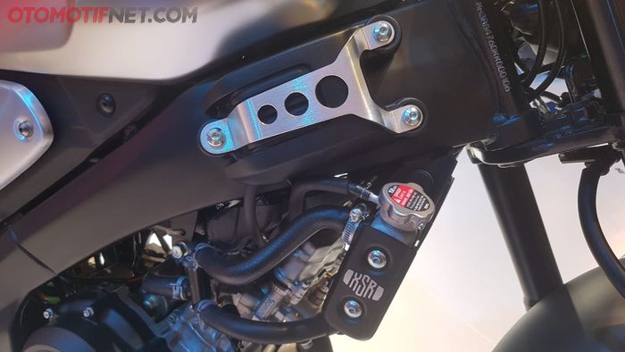 Koil Yamaha XSR 155 tersembunyi dibalik kotak hitam disebelah kiri motor
