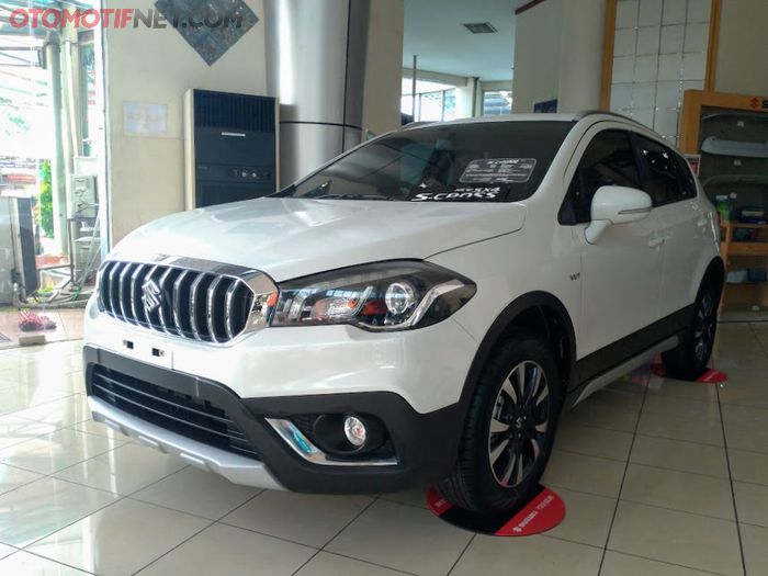 Suzuki SX4 S-Cross yang dipajang di dealer Suzuki.