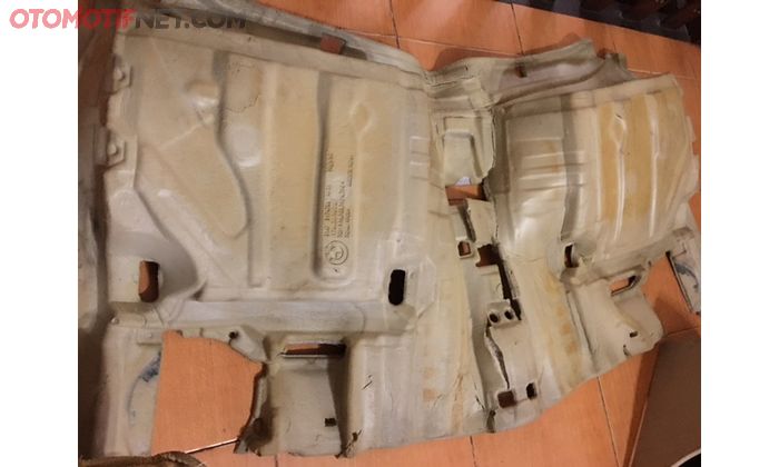 Interior mobil yang kena banjir