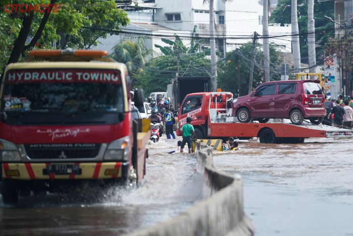 Ilustrasi towing mobil yang terjebak banjir