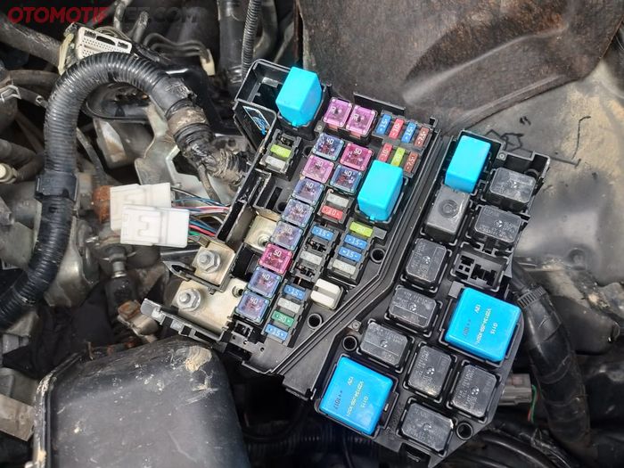 Kabel listrik dan sekring yang tidak sesuai bisa bikin mobil terbakar.