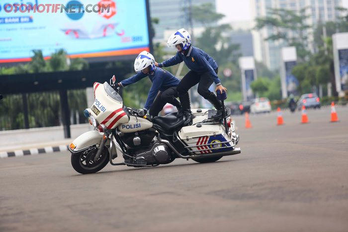 Aksi Polwan Brigade Motor Polda Metro Jaya mengendarai Harley-Davidson