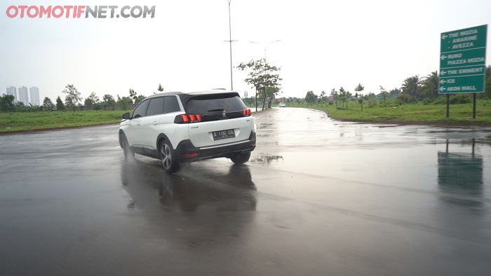 ILUSTRASI. Menikung di jalan basah perlu antisipasi lebih