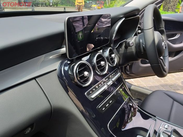 Keadaan belakang Mercedes-Benz C180 Avantgarde Line bisa dilihat di layar display