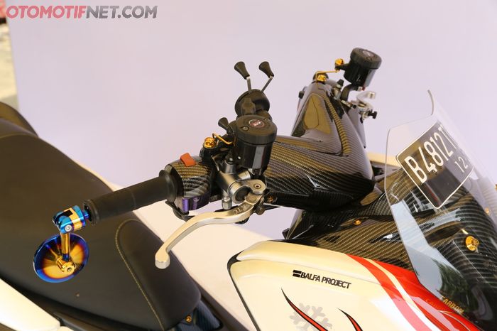 Setang Yamaha NMAX dilapis motif carbon dan spion anodized