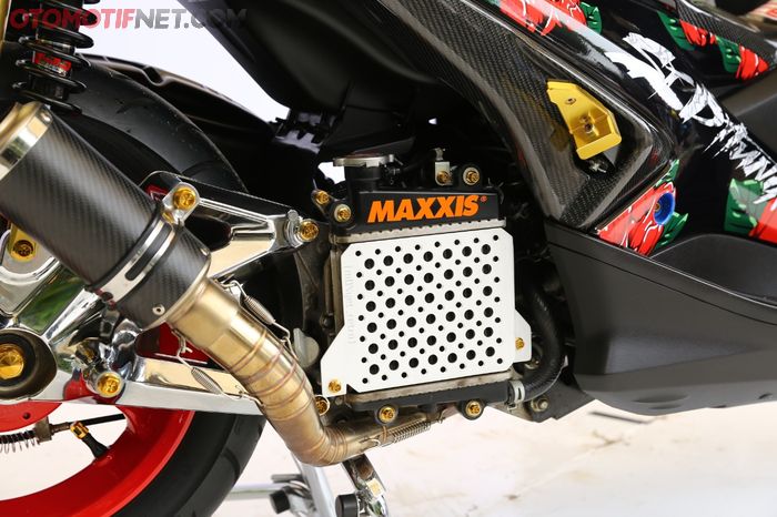 Yamaha Aerox 'Si Pitung' pakai cover radiator stainless dan knalpot racing
