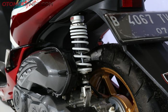 Sokbreker Scarlet racing dan bodi corak carbon di Yamaha Lexi Caltex edition