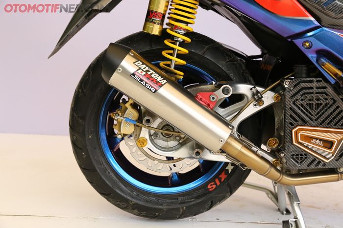 Yamaha NMAX terpasang sokbreker YSS G-Series dan knalpot Daytona