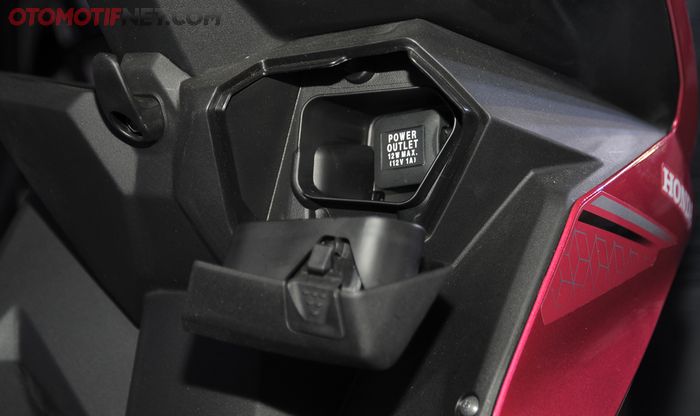 Posisi power outlet Honda All New BeAT tersembunyi di balik laci yang tertutup