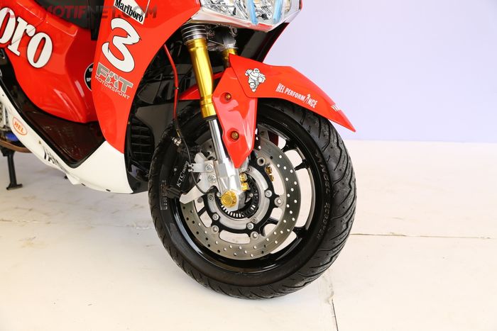 Upside down di kaki depan Yamaha Lexi serta memakai cakram Yamaha R25 namun bracketnya dibikin manual