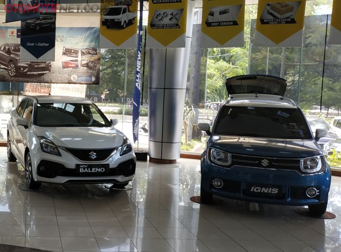 Suzuki New Baleno dan Ignis yang dipajang oleh salah satu dealer Suzuki di Jakarta.
