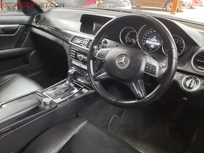 Interior Merccedes-benz C200 CGI eks Silver Bird