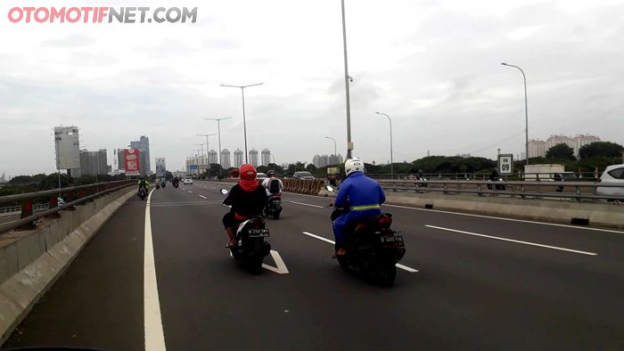Motor masuk tol di wilayah Cempaka Putih, Jakarta Pusat, Selasa (25/2/2020).