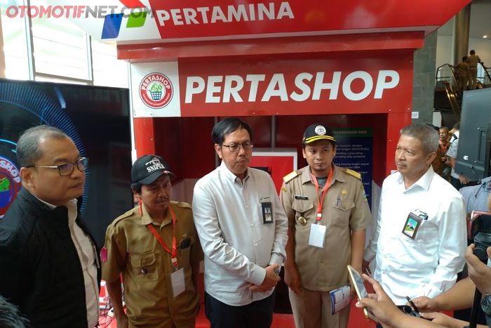 Dua kepala desa dari Garut, Dadang Hermawan (kedua dari kiri) dan Tata Juhara (kedua dari kanan), serta Direktur Pemasaran Ritel Pertamina Ma'sud Khamid sama-sama menyentil Pertamini.