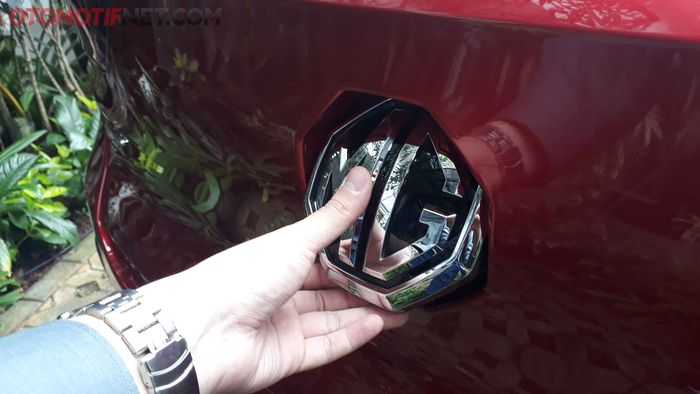 Logo MG juga berfungsi sebagai handle pembuka tailgate