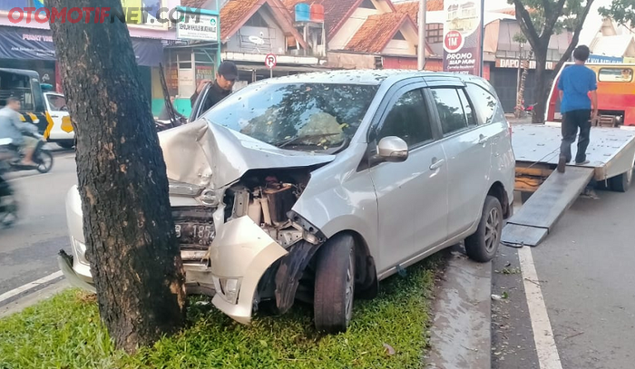 Daihatsu Sigra mengalami kecelakan menabrak pohon