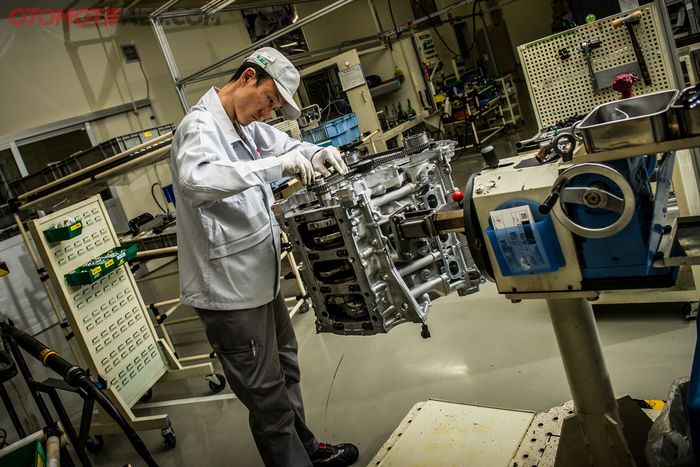 Takumi sedang merakit mesin Nissan GT-R (R35) di Pabrik Nissan di Yokohama, Jepang