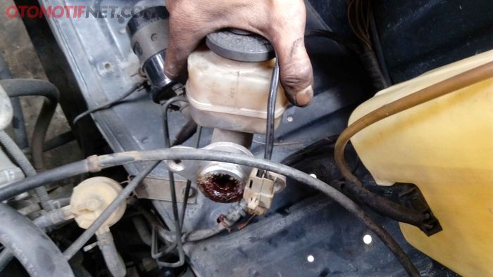Kerusakan seal pada master cylinder menyebabkan kebocoran minyak rem