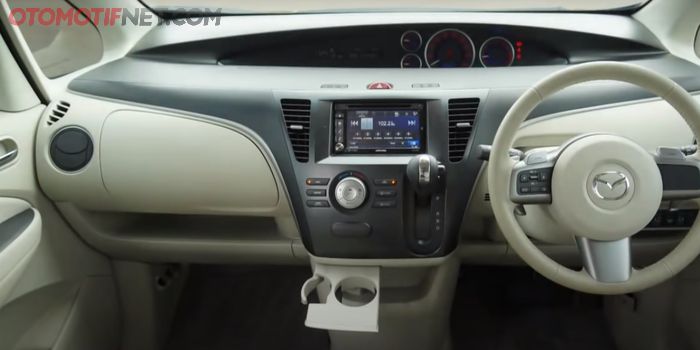 Desain dasbor Mazda Biante