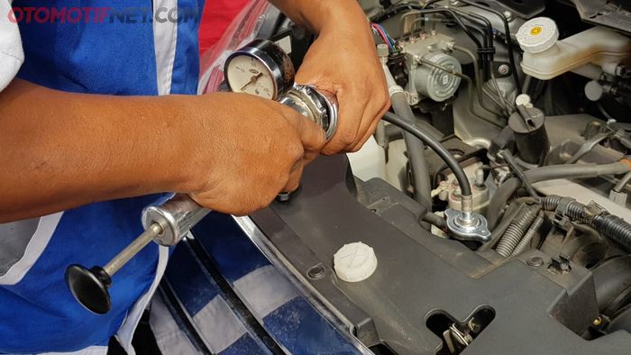 Alat Radiator Cap Test untuk Mengetahui Adanya Kebocoran Sistem Pendinginan Mesin