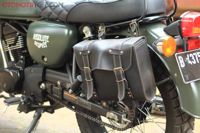 Modifikasi Kawasaki W75. Tas kulit berguna untuk membawa barang-barang